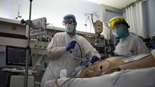 Un patient atteint du Covid-19 soigné à l'hôpital CHR de la Citadelle à Liège, en Belgique.