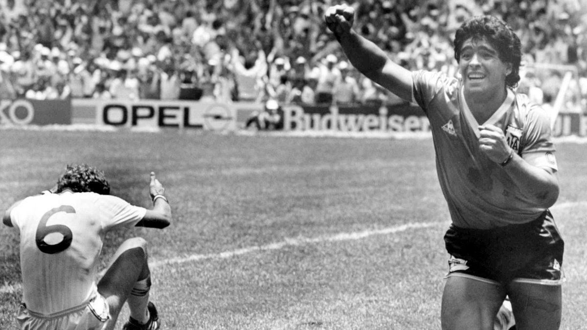 شادی مارادونا پس از گل معروف به انگلیس در جام جهانی ۱۹۸۶