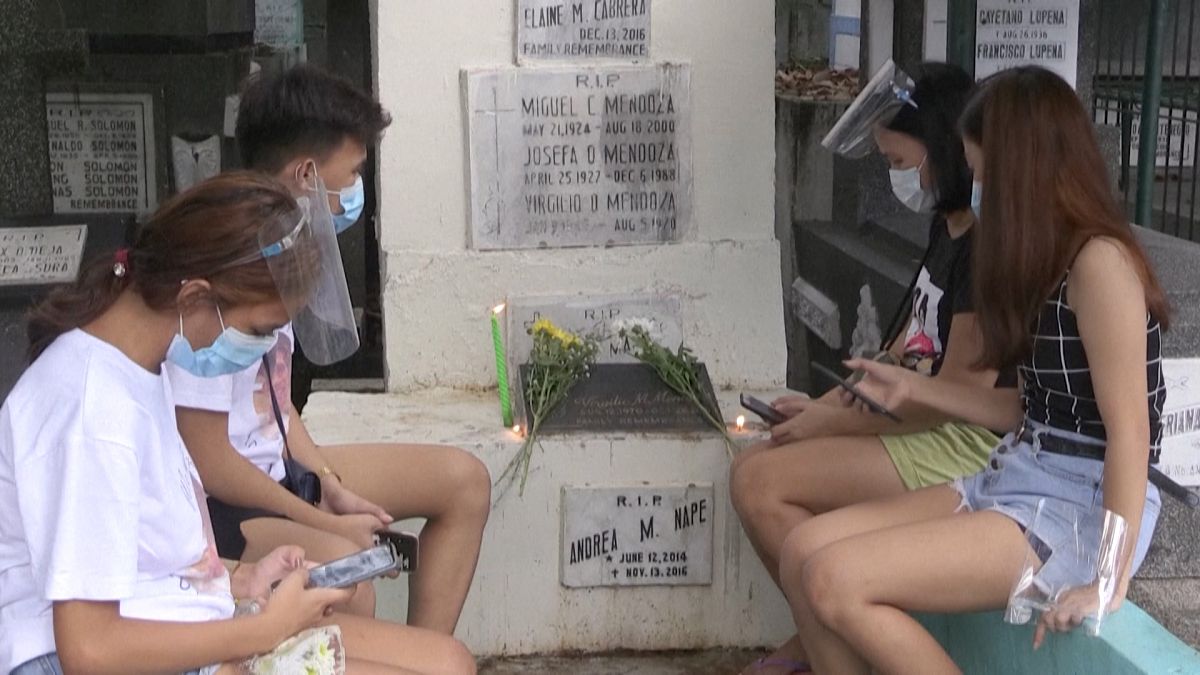 Filipinos flock to cemeteries ahead of Day of the Dead closure