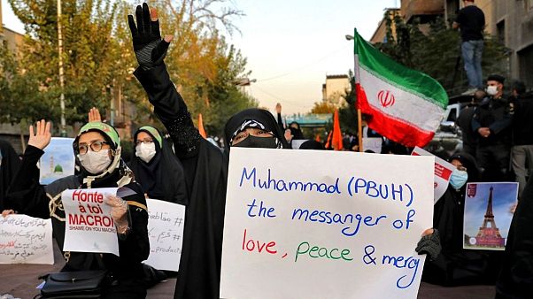 اعتراض گروهی از ایرانیان به انتشار کاریکاتور پیامبر اسلام در فرانسه اعتراض گروهی از ایرانیان به انتشار کاریکاتور پیامبر اسلام در فرانسه