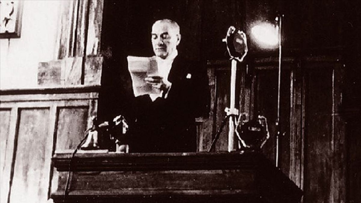  Atatürk 29 Ekim 1923'te Cumhuriyeti ilan etti