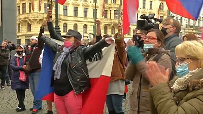 Koronavírus: prágai tüntetés a korlátozások ellen