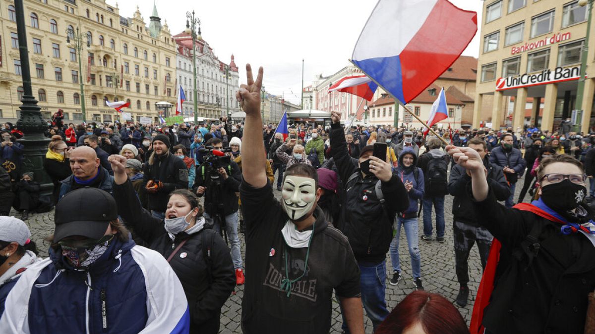 Manifestación en Praga contra las medidas impuestas por el Gobierno checo  para frenar al coronavirus | Euronews