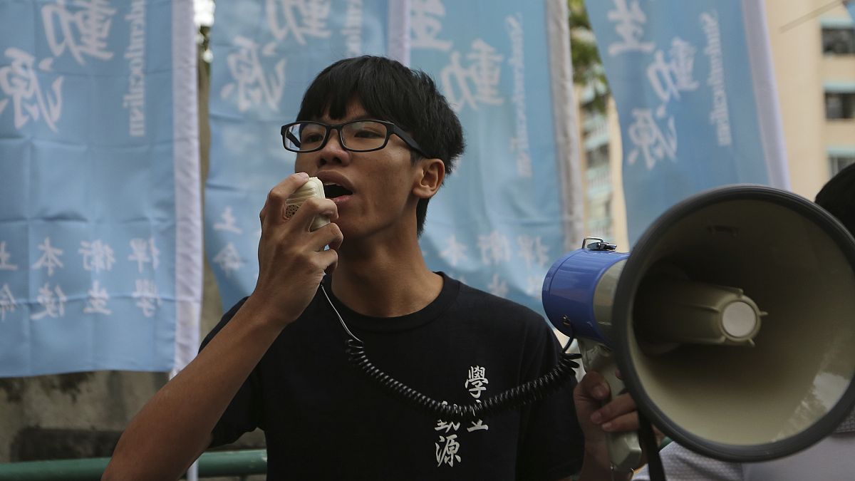 توني تشونغ يهتف بشعارات خلال مظاهرة في هونغ كونغ