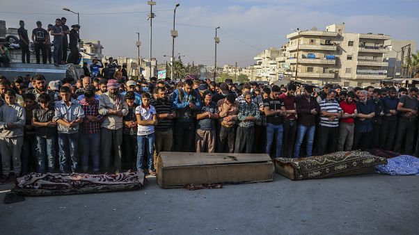 Συρία: «Βροχή» βομβών και πυραύλων σε Ιντλίμπ και Χαλέπι Συρία: «Βροχή» βομβών και πυραύλων σε Ιντλίμπ και Χαλέπι