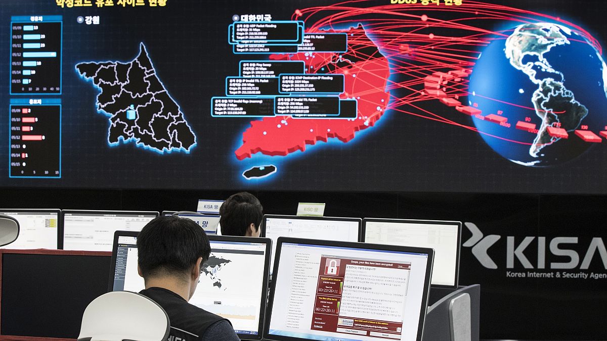 موظفون يراقبون اللوحات الإلكترونية لمراقبة الهجمات الإلكترونية عبر برامج الفدية المحتملة في وكالة الإنترنت والأمن الكورية في سيول، كوريا الجنوبية.