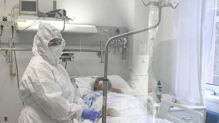 Egészségügyi dolgozó egy koronavírusos beteg mellett