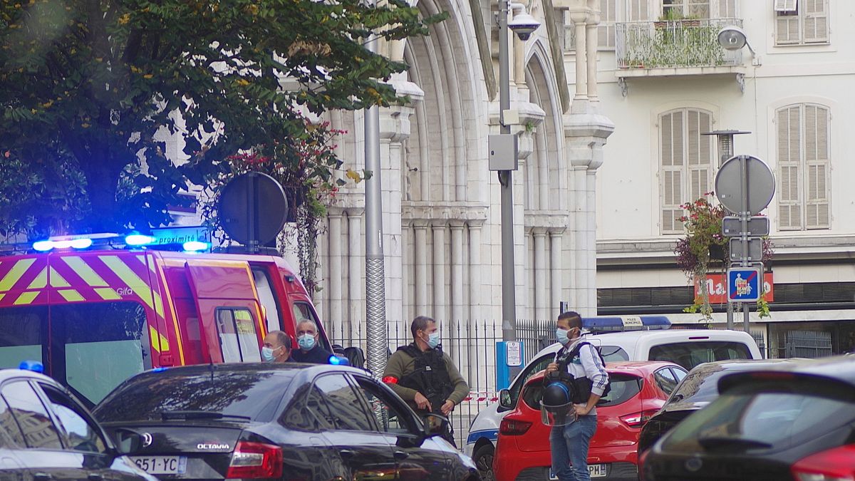 Des forces de police déployées devant la basilique Notre-Dame de Nice, le 29 octobre 2020
