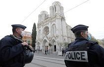La policía hace guardia cerca de la iglesia de Notre Dame en Niza, sur de Francia, el jueves 29 de octubre de 2020.
