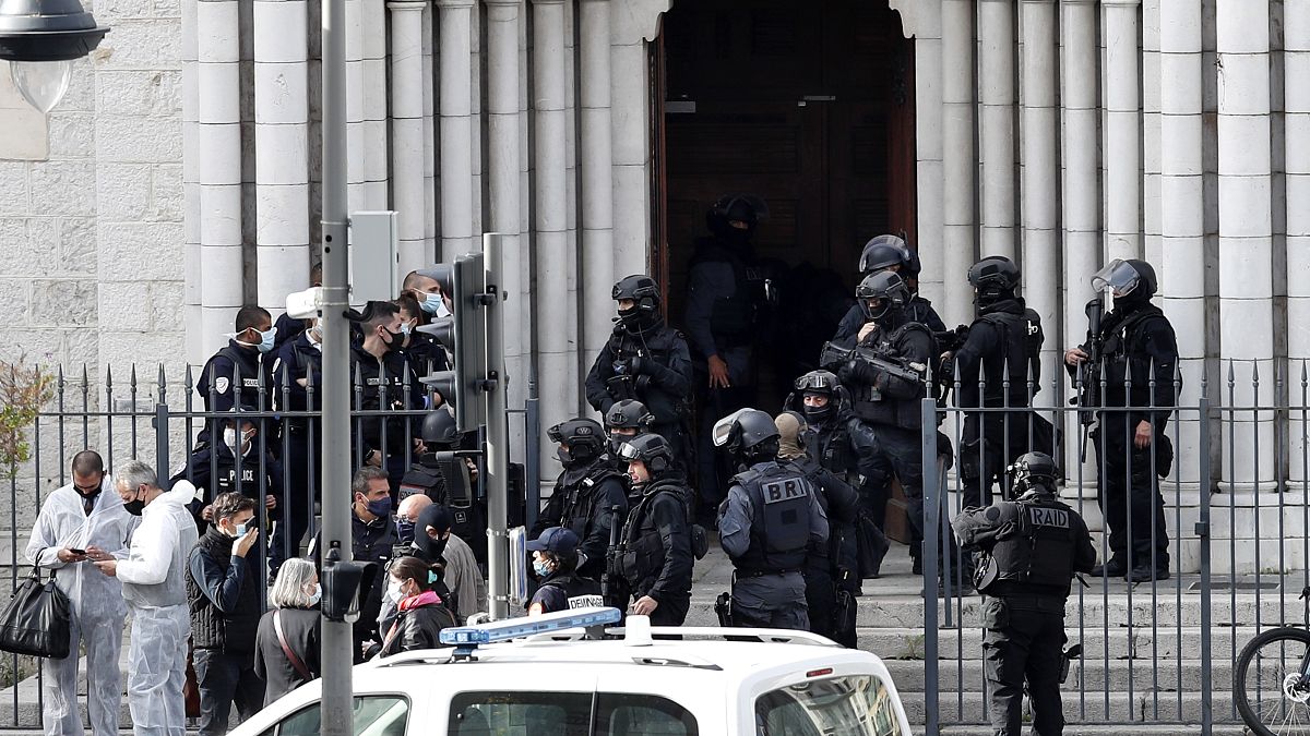 Rendőrök a nizzai Notre-Dame-bazilikánál elkövetett késes támadás helyszínén 2020. október 29-én