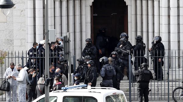 Rendőrök a nizzai Notre-Dame-bazilikánál elkövetett késes támadás helyszínén 2020. október 29-én Rendőrök a nizzai Notre-Dame-bazilikánál elkövetett késes támadás helyszínén 2020. október 29-én