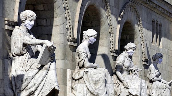 Szájmaszkok a Budapesti Műszaki és Gazdaságtudományi Egyetem főépületének kőszobrain Szájmaszkok a Budapesti Műszaki és Gazdaságtudományi Egyetem főépületének kőszobrain