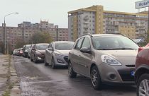 Tesztelésre váró kocsisor Pozsony egyik külvárosában