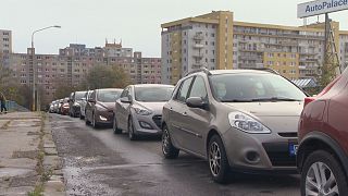 Tesztelésre váró kocsisor Pozsony egyik külvárosában