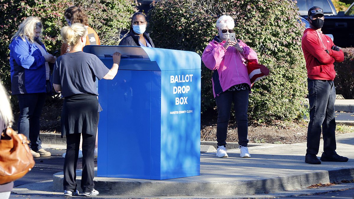 ناخبون يصطفون للتصويت في اليوم الأول للتصويت المبكر لانتخابات 2020 في مقاطعة فاييت. 