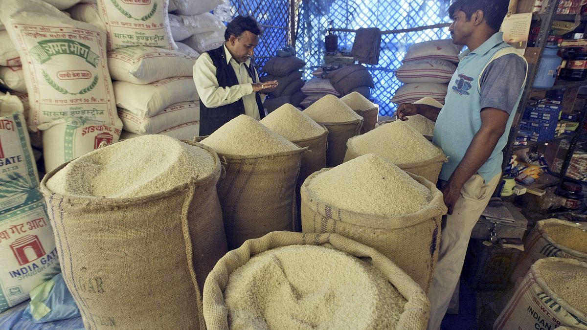 Hindistan'da pazarda pirinç satışı