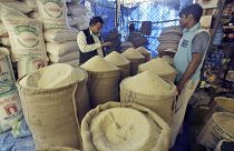 Hindistan'da pazarda pirinç satışı