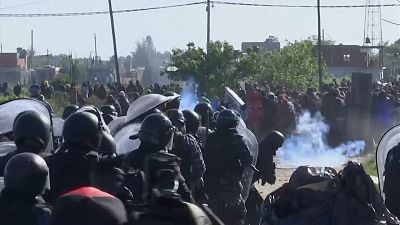 شاهد: مواجهات عنيفة بين الشرطة وسكان الأحياء العشوائية في الأرجنتين