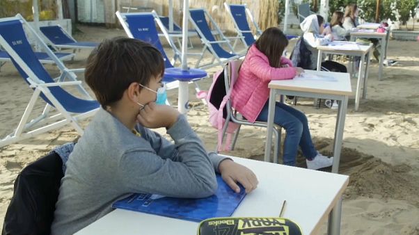 À Vasto, en Italie, les élèves suivent les cours sur la plage, capture d'écran via AP, le 21 octobre 2020 À Vasto, en Italie, les élèves suivent les cours sur la plage, capture d'écran via AP, le 21 octobre 2020