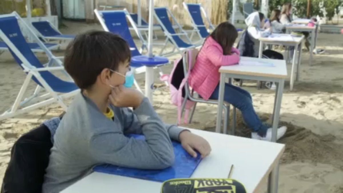 Unterrichten im Sand: Schule zieht an den Strand