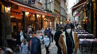 Los ciudadanos de Lyon hacen las últimas compras en tiendas y restaurantes antes de comenzar el segundo confinamiento que durará al menos 4 semanas.