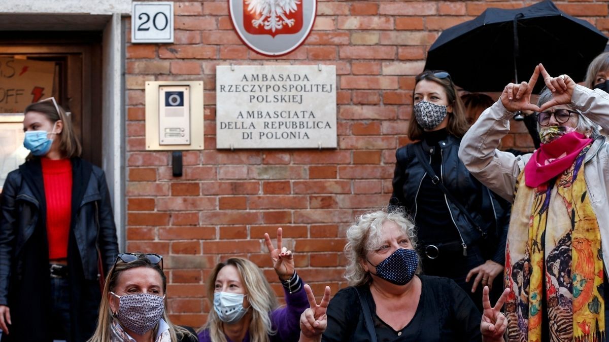 راهپیمایی اعتراض به قانون سقط جنین در برابر سفارت لهستان در رم