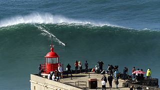 Nazaré in Portugal erlebt gerade den perfekten Wellengang. Das zog Tausende Besucher an. Viele von ihnen verzichteten auf Mund-Nasenschutz