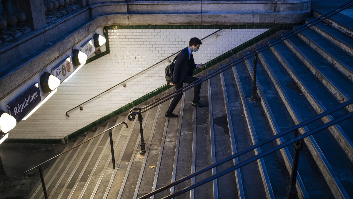 Zugang zu einer Pariser U-Bahn-Haltestelle