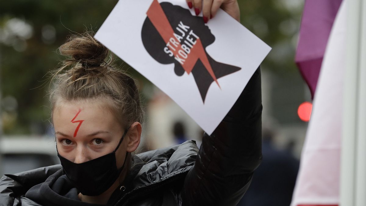 رغم كورونا والقيود المفروضة..  مظاهرات في بولندا رفضا لقانون منع الإجهاض