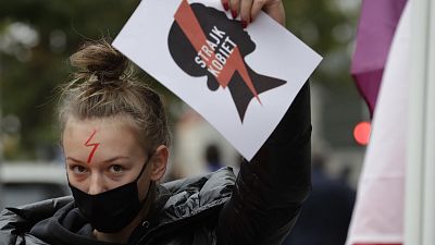 رغم كورونا والقيود المفروضة..  مظاهرات في بولندا رفضا لقانون منع الإجهاض