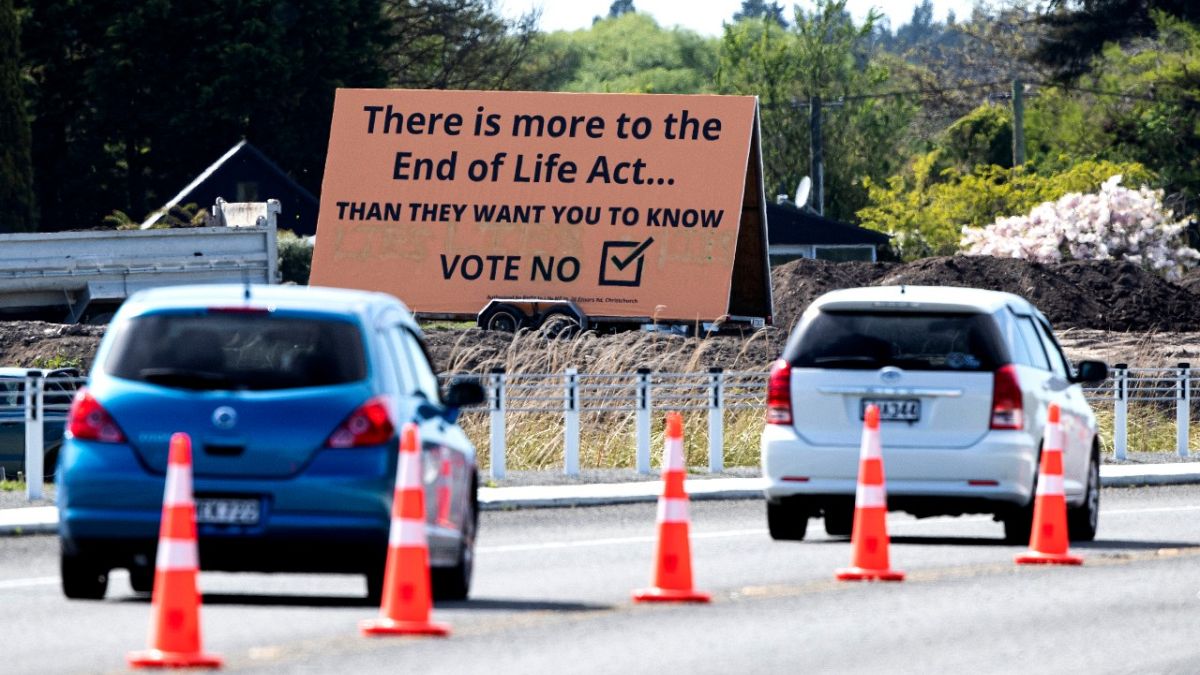 Yeni Zelanda'da ötanazi karşıtı bir yol pankartı