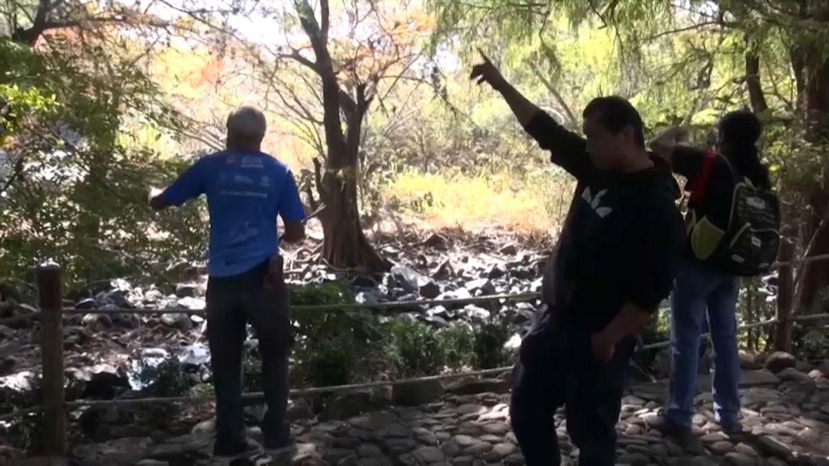Varias personas en el lugar donde se han encontrado las fosas clandestinas en Salvatierra, México