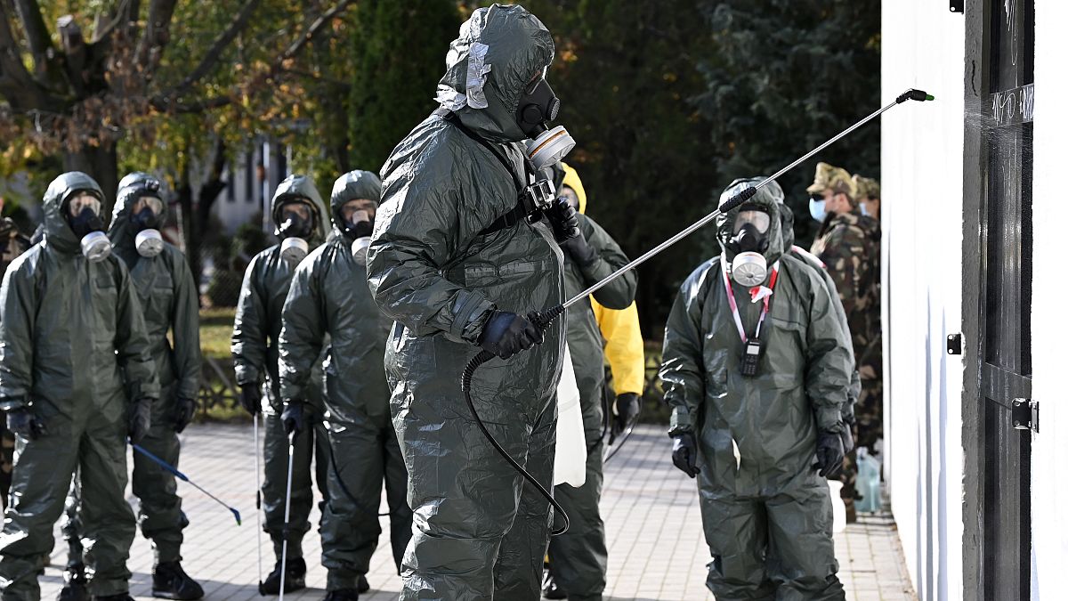 A székesfehérvári vegyvédelmi zászlóalj katonái fertőtlenítik a soroksári Török Flóris Általános Iskolát 2020. október 28-án