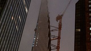 حطام يمكن رؤيته على هيكل رافعة في موقع بناء في نيويورك. 2020/10/29