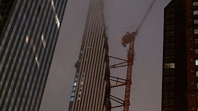 حطام يمكن رؤيته على هيكل رافعة في موقع بناء في نيويورك. 2020/10/29