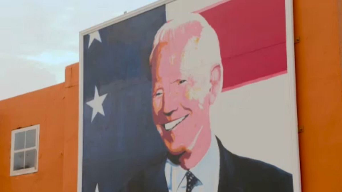 Falifestmény Joe Bidenről Ballinában