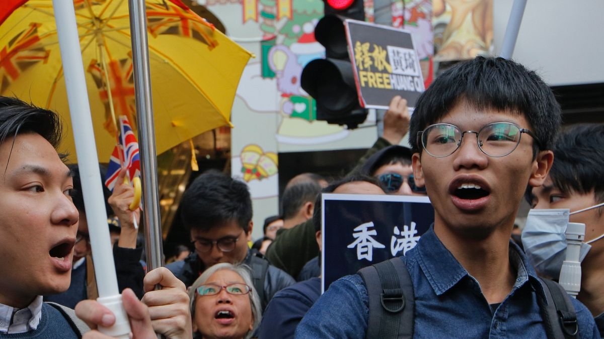 Tony Chung (j) egy tavalyi hongkongi tüntetésen