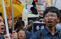 Tony Chung (j) egy tavalyi hongkongi tüntetésen