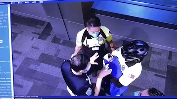 Imagen de cámara de vigilancia del bebé abandonado en el aeropuerto internacional Hamad, Doha, Qatar el 2 de octubre 2020 Imagen de cámara de vigilancia del bebé abandonado en el aeropuerto internacional Hamad, Doha, Qatar el 2 de octubre 2020