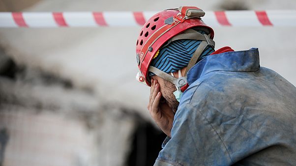 Deprem sonrası İzmir'de bazı binalar tamamen yıkıldı. Deprem sonrası İzmir'de bazı binalar tamamen yıkıldı.