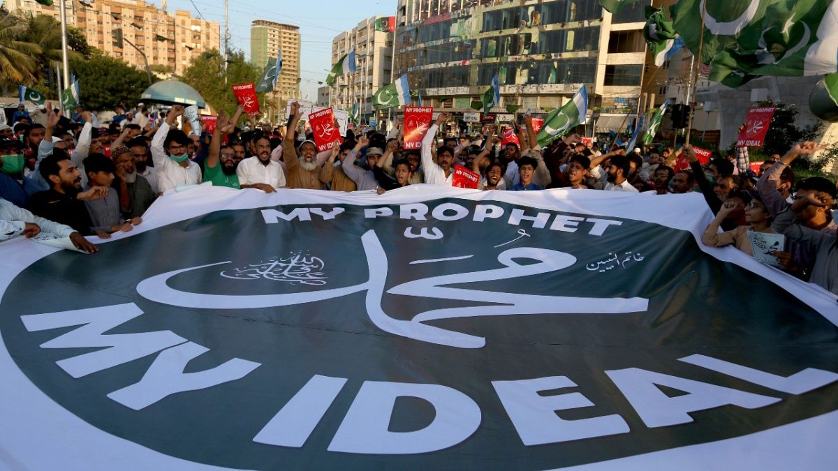 مسيرة في مدينة كراتشي الباكستانية ضد إعادة نشر رسوم مسيئة للنبي محمد. 2020/10/28