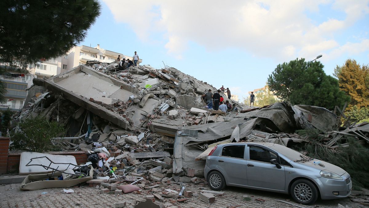 Decenas de edificios derrumbados en Esmirna. Cuatro víctimas mortales según el primer balance