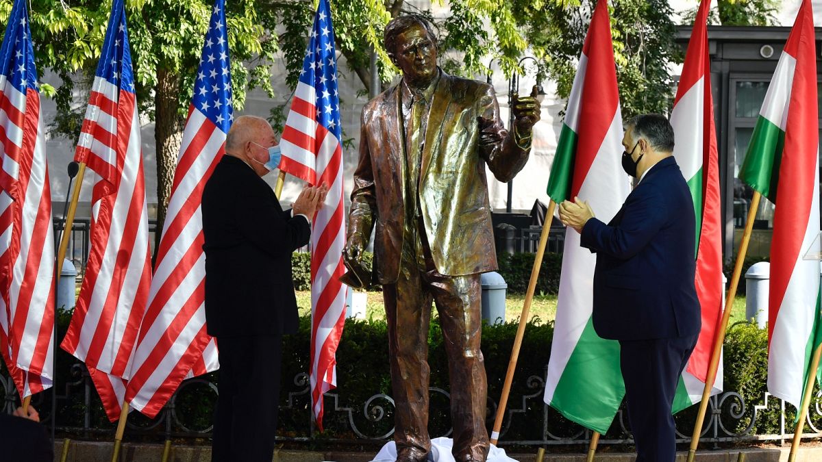 Orbán Viktor miniszterelnök (j) és David Cornstein amerikai nagykövet (b) a Bush-szobor avatásán, a Szabadság téren