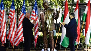 Orbán Viktor miniszterelnök (j) és David Cornstein amerikai nagykövet (b) a Bush-szobor avatásán, a Szabadság téren