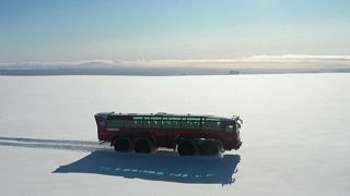 يبلغ طول الحافلة الحمراء 15 مترا وتدفعها ثماني عجلات مجهزة بدواليب عرضها متران وهي تجوب جزءا من هذا الجليد المعمّر البالغة مساحته 844 كيلومترا مربعا