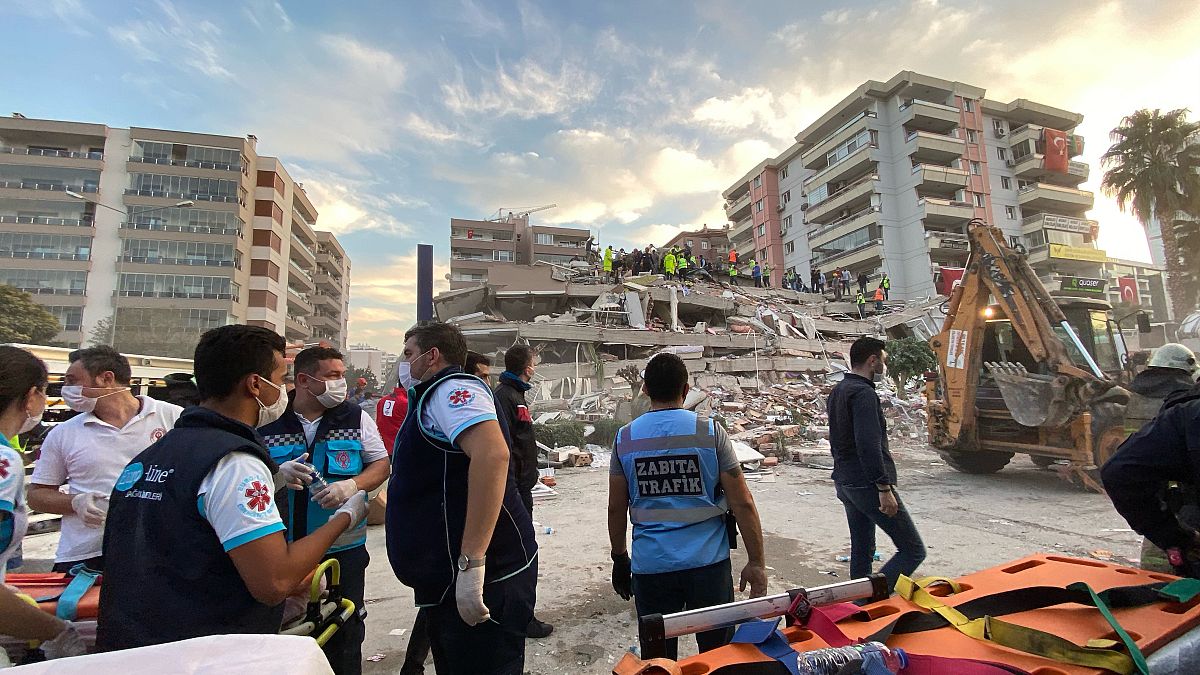 İzmir depremde yıkılan bina 
