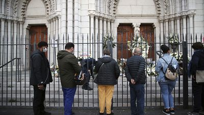 Des personnes venues rendre hommage aux victimes de l'attaque au couteau qui a fait trois morts dans l'église Notre-Dame de Nice, le 30 octobre 2020, Nice, France