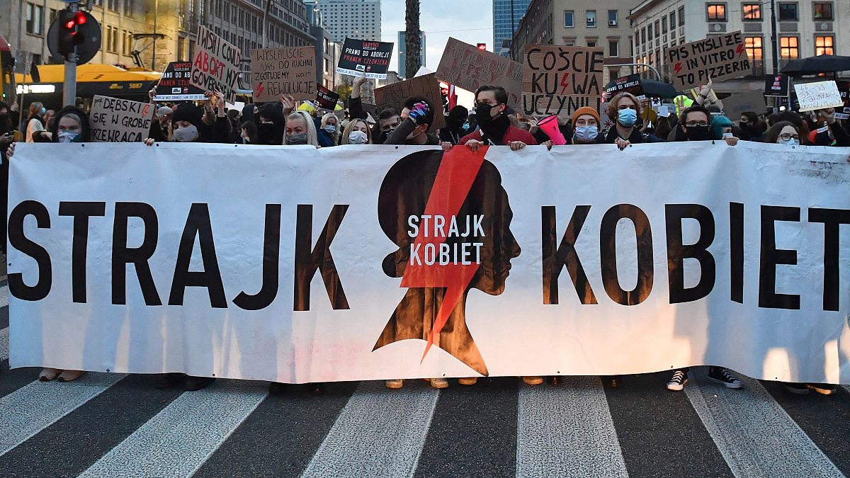 Transzparens egy abortusztörvény-ellenes varsói tüntetésen