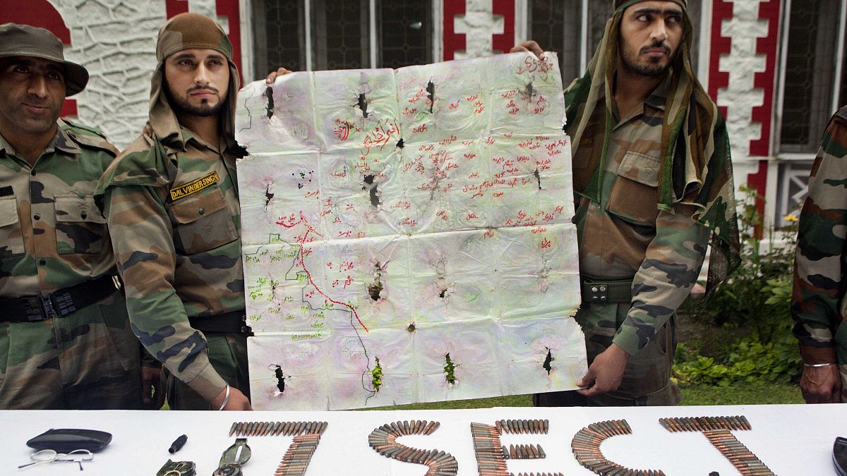 جنود من الجيش الهندي يعرضون خريطة تم انتشالها من مسلحين خلال عملية على طول خط السيطرة، الذي يقسم كشمير بين الهند وباكستان