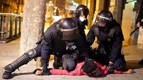 اعتراض به مقررات قرنطینه کرونایی در بارسلون به خشونت و درگیری با پلیس انجامید